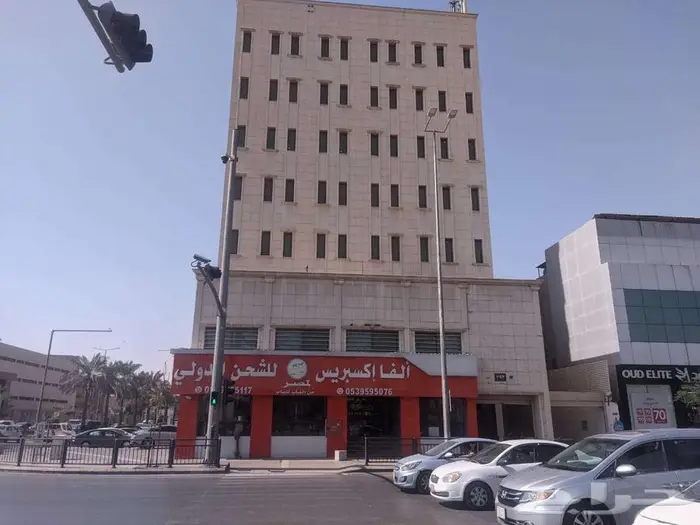 مكتب تجاري للإيجار في شارع الجامعة  حي الملز 0