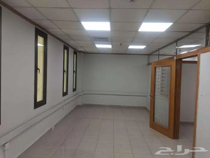 مكتب تجاري للإيجار في شارع الجامعة  حي الملز 15