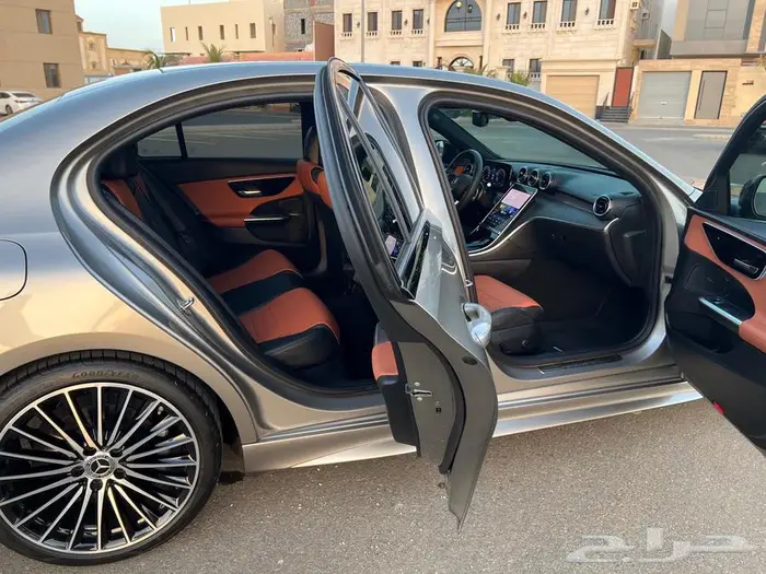 مرسيدس C 2024 AMG لون داخلي جملي وأسود ممشى قليل بودي وكالة 17