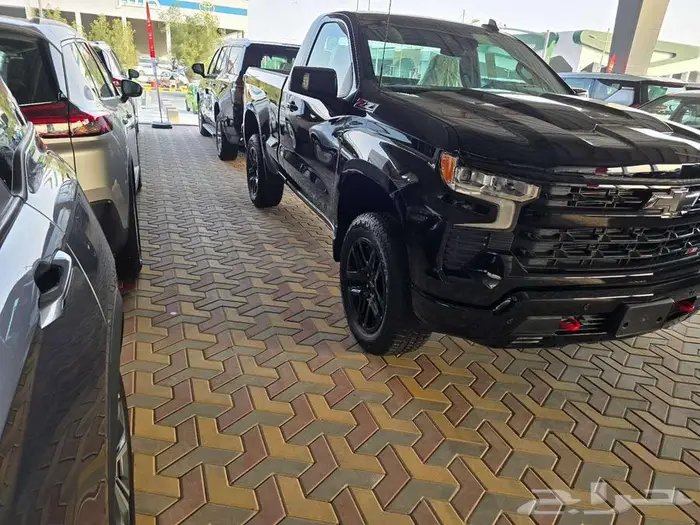 شيفورليه سلفرادو تريل بوس 2025 متاح اللون الرمادي 1