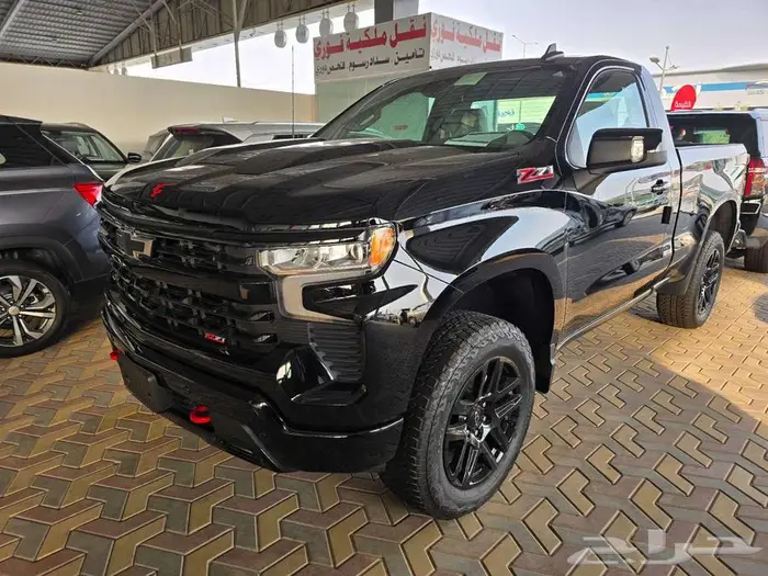 شيفورليه سلفرادو تريل بوس 2025 متاح اللون الرمادي 2