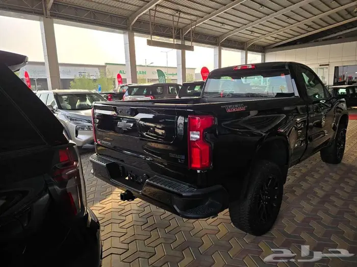 شيفورليه سلفرادو تريل بوس 2025 متاح اللون الرمادي 4