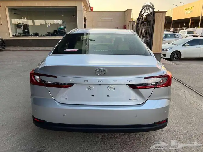 تويوتا كامري E هايبرد 2025 متاح اقساط و كاش 4