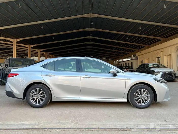 تويوتا كامري E هايبرد 2025 متاح اقساط و كاش 3