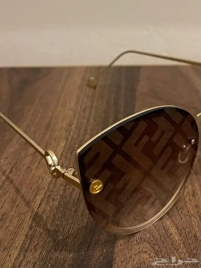 نظارة شمسية راقية بإطار ذهبي وعدسات مزخرفة 3