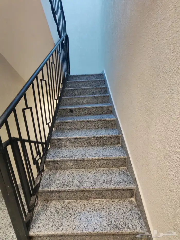 للبيع شقه دور ثاني حي المصيف بمدخل خاص ومصعد راكب وسطح 12