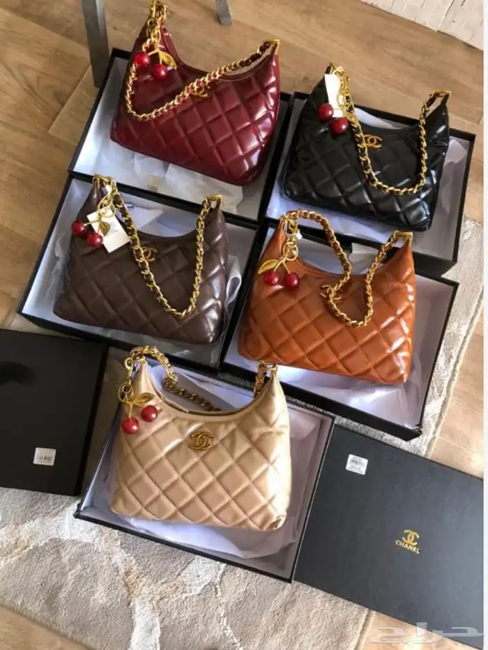 شنط درجه أولى جميع الالوان والماركات مع الملحقات 26