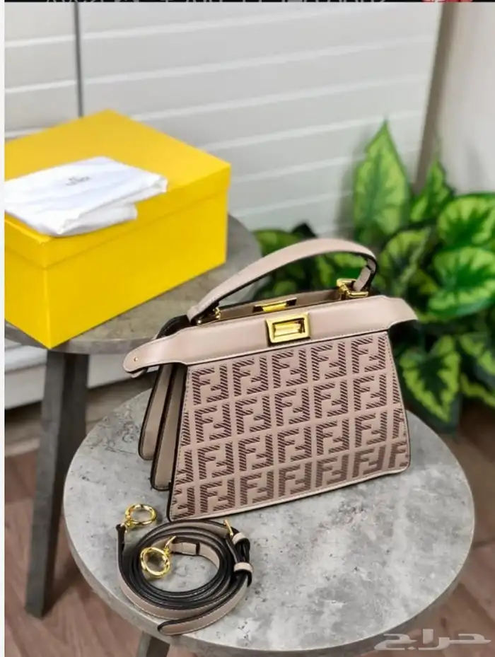 شنط درجه أولى جميع الالوان والماركات مع الملحقات 22