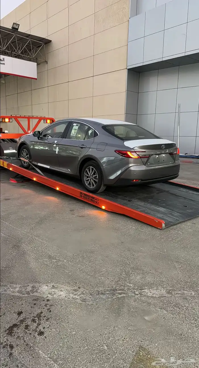 ( عرض ) للبيع كامري 2025 اصفار صادر لها لوح . 0