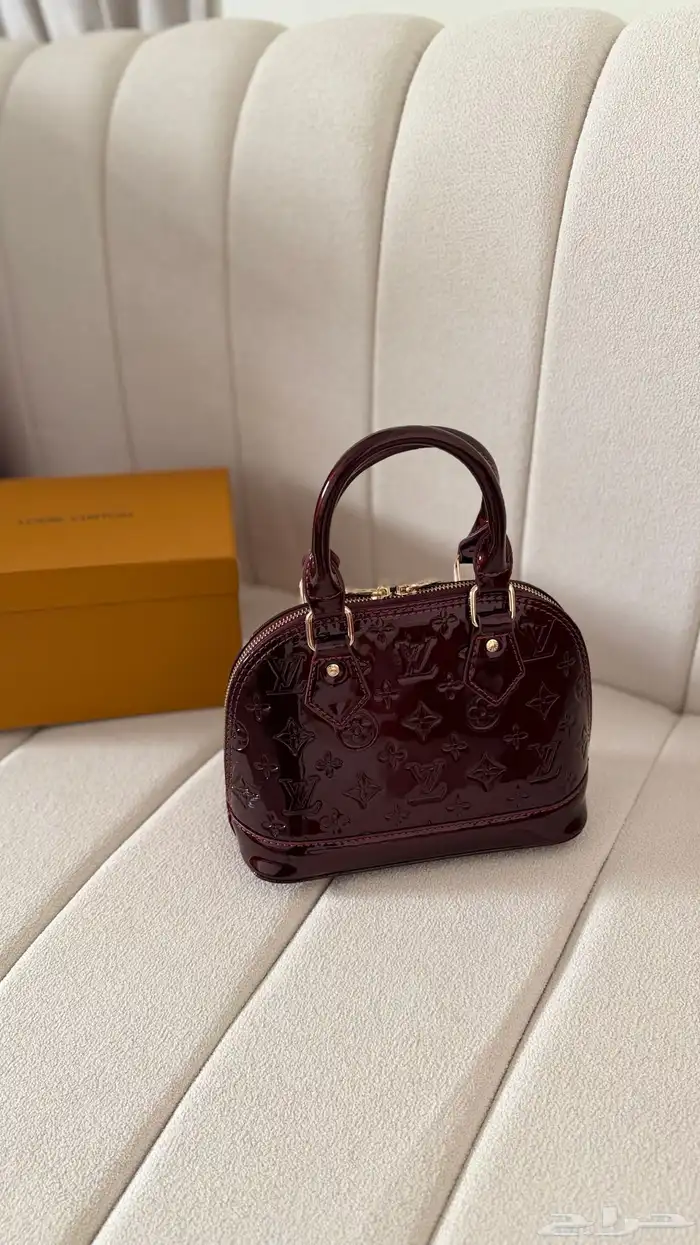 متجر لبيع الشنط الماركه النسائيه بأسعار جدا مناسبه 13