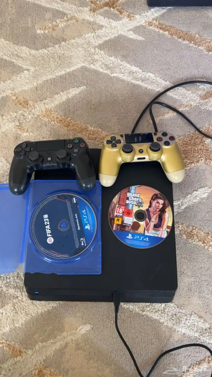 سوني فور السعر(500 )معه يد وشريطين قراند وفيفا23 السوني نظيف 0