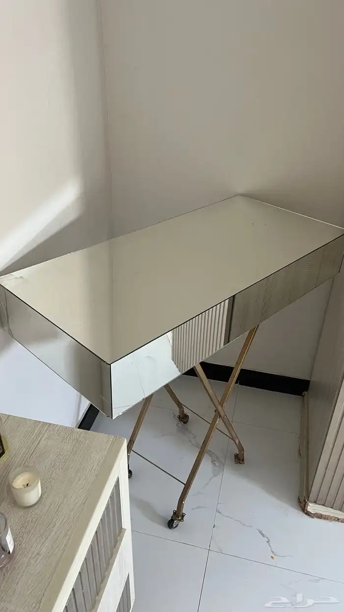 عد 2 طاولات وزوليه للبيع نظيفة شبه الجديد 0