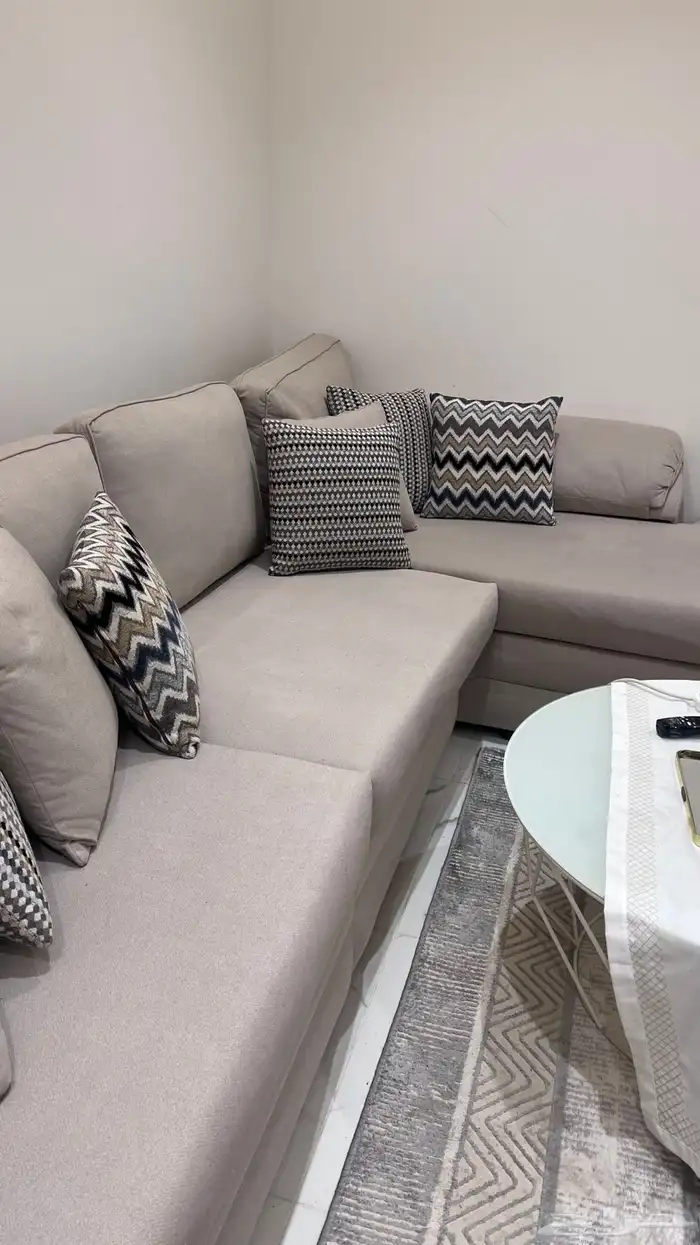 كنب حرف L وطاولات وثرية 2