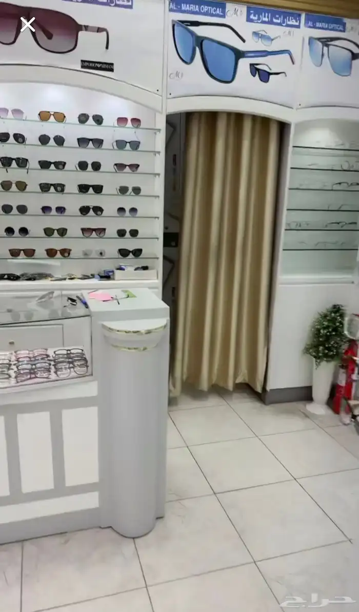 لتقبيل معرض لنظارات 0