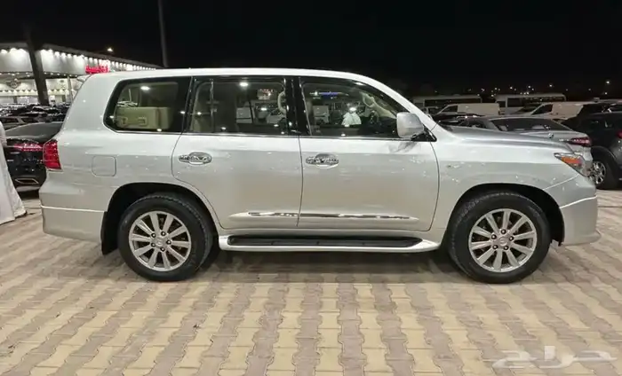 جيب لكزس LX570 موديل 2011 فل كامل 3