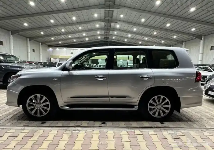 جيب لكزس LX570 موديل 2011 فل كامل 4