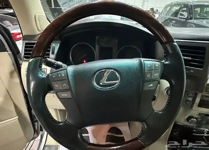 جيب لكزس LX570 موديل 2011 فل كامل 8