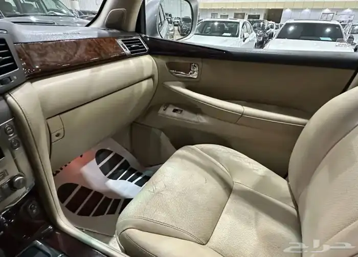 جيب لكزس LX570 موديل 2011 فل كامل 13