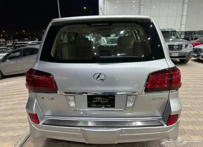 جيب لكزس LX570 موديل 2011 فل كامل 24