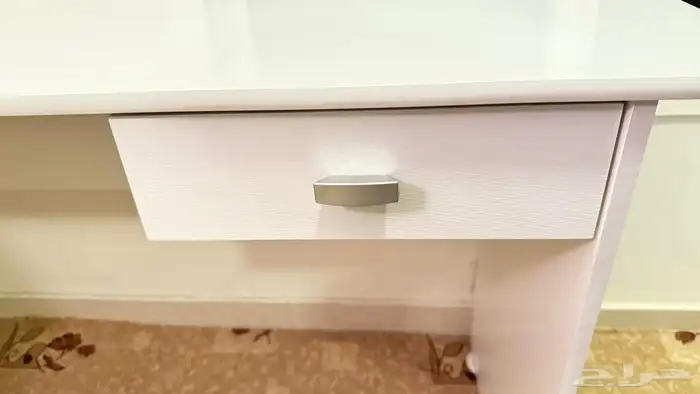 طاولة مكتبية 3