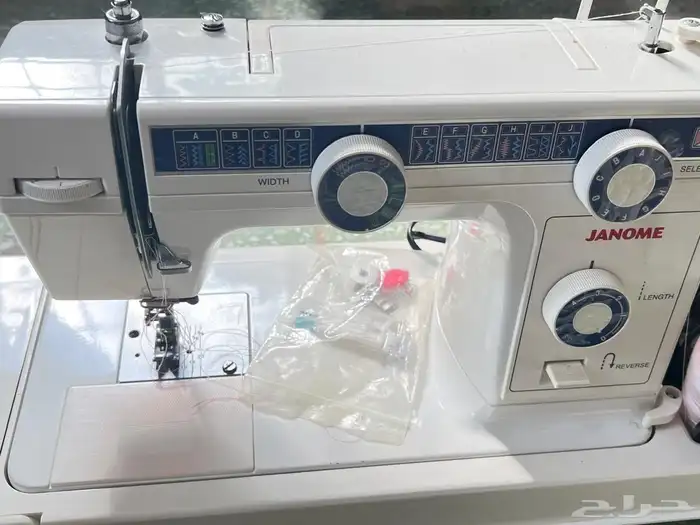 مكاين خياطه ويوجد سحابات وخيوط وبعض ادوات تجهيز المشاغل 2