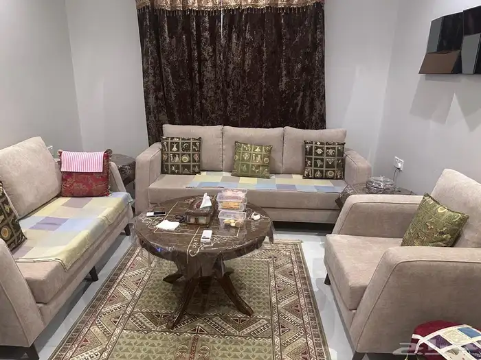 صالون اربع قطع مع سجاد حرير و طاولات ثلاث قطع اطلب فيه 3200 3