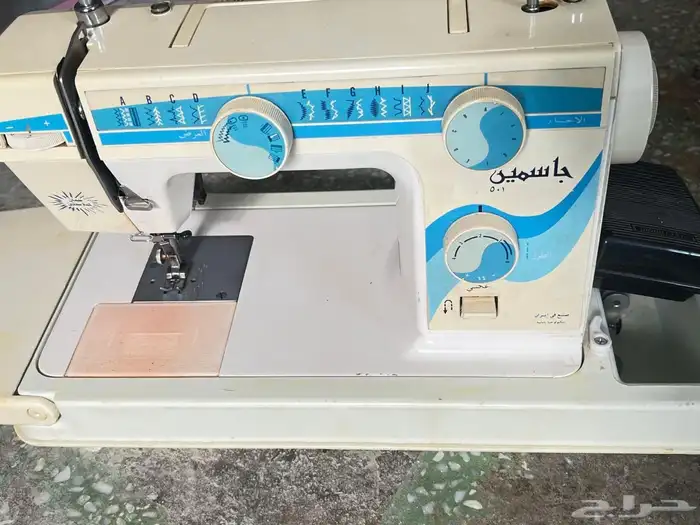 مكاين خياطه ويوجد سحابات وخيوط وبعض ادوات تجهيز المشاغل 0