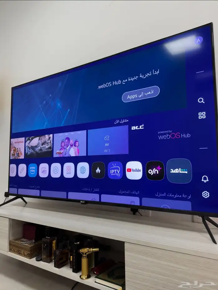 شاشة تلفزيون 70 بوصه و 60 بوصه مع طاولاتها 1