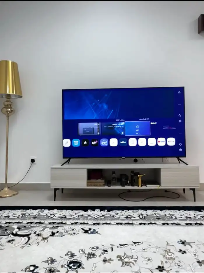 شاشة تلفزيون 70 بوصه و 60 بوصه مع طاولاتها 0