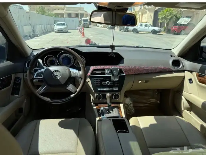 Mercedes C200 2013 164000 km 49000 SAR 9