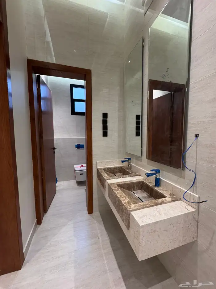 للبيع روف علوى مع ملحق 8 غرف من 680 الف موقع متميزبرحه مسجد 7