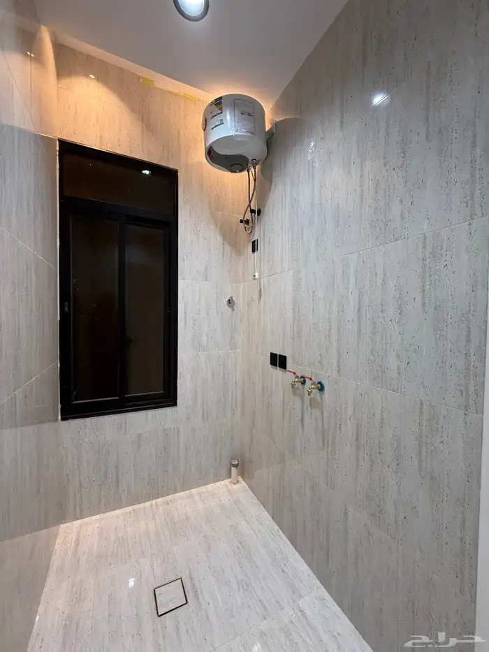 للبيع شقة 6 غرف بسطح خاص موقع ممتاز بالراقي بسعر 500 الف 14