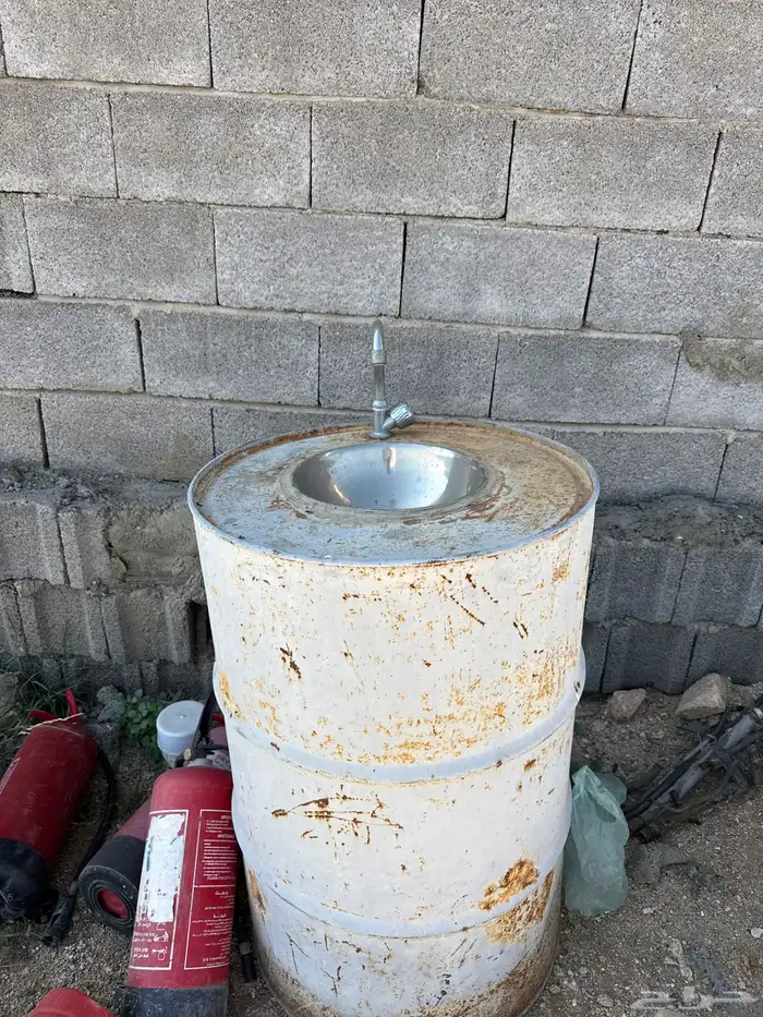 اخل المخيمات يوجد مغسلة متنقله وادوات للمخيم 0