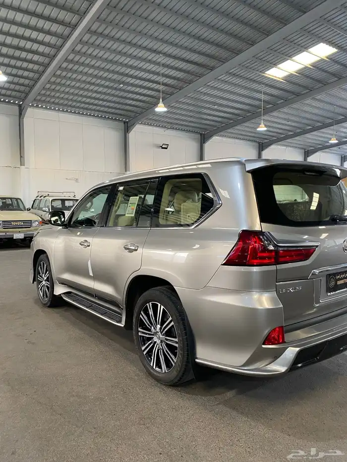 لكزس LX570 2017 ممشى قليل 11