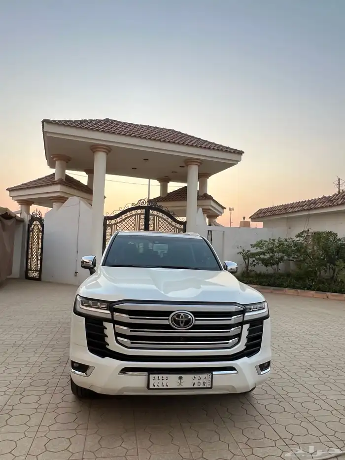 لاندكروزر VXR 2024 سعودي فل كامل أبيض ماسي داخلي أحمر 1