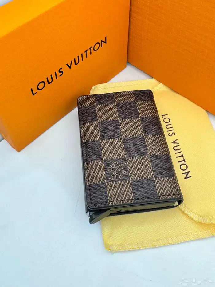 توفرت محافظ لويس فيتون 5