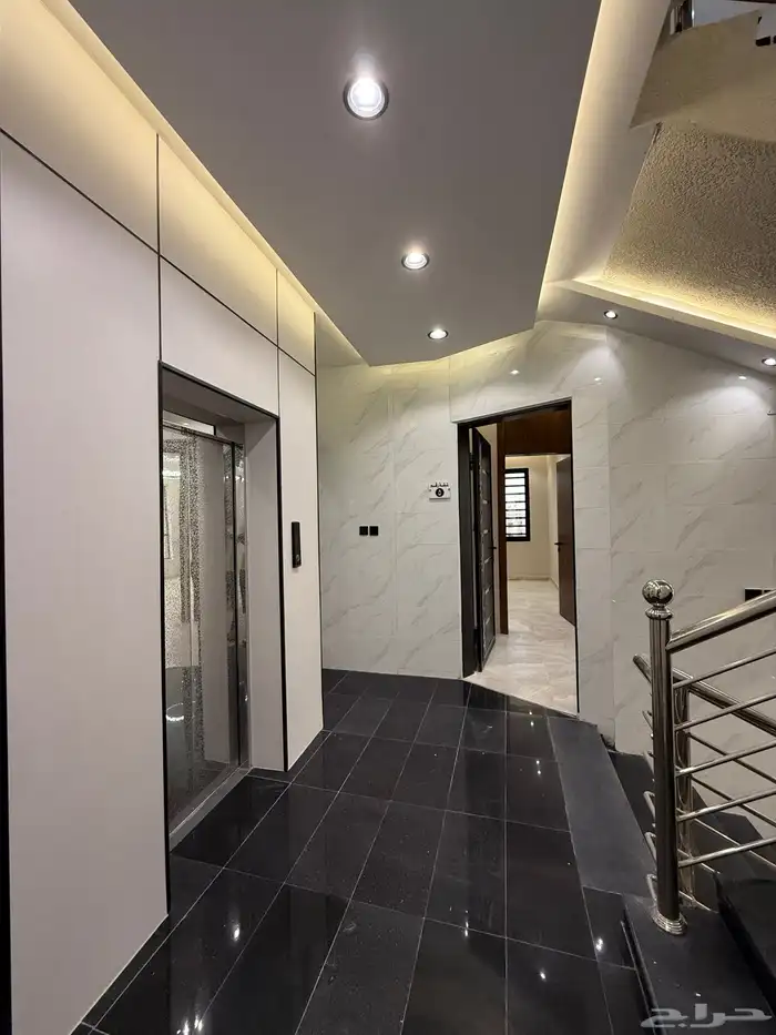 للبيع شقة 6 غرف بأبها بسطح مطل ومصعد خاص داخل الشقة للسطح 5