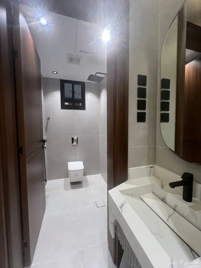 للبيع شقة علوية مساحة كبيرة وسطح خاص وسط الخدمات حي الراقي 15