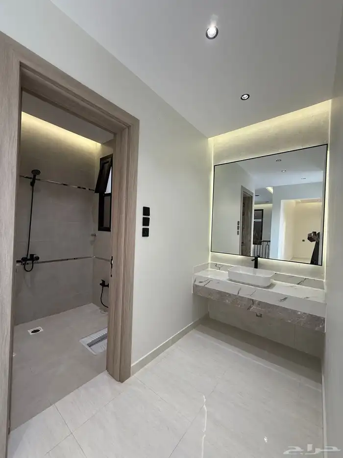 للبيع ارواف علويه وشقق ارضيه ببايكة سيارة ف احد رفيده 45