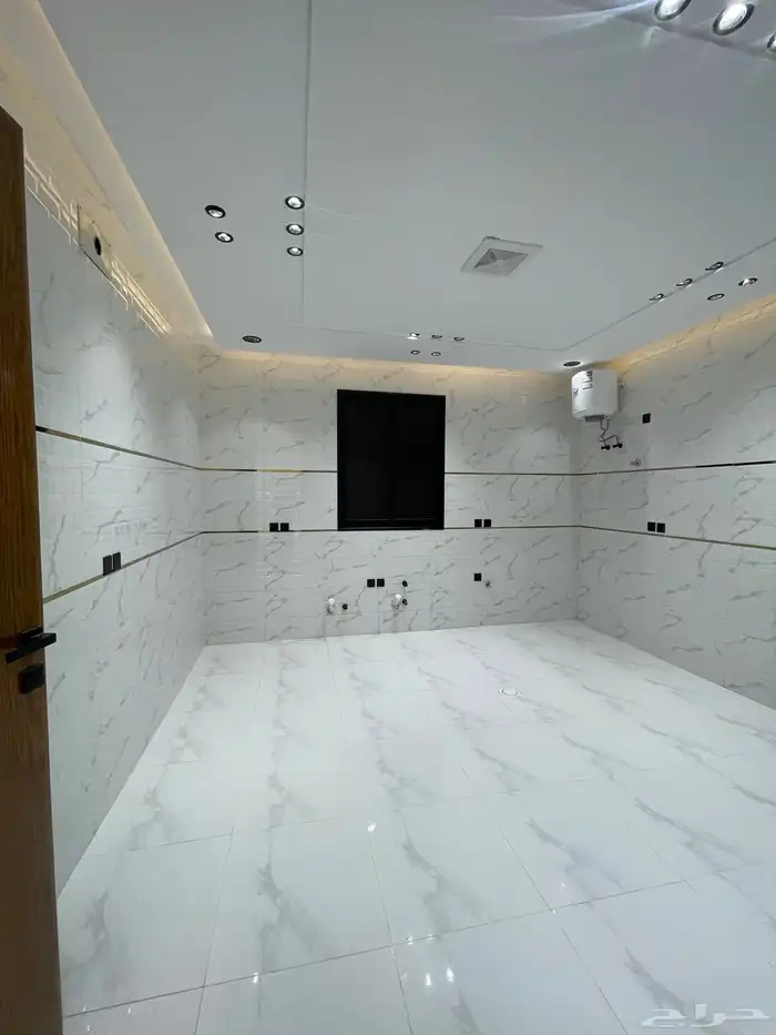 للبيع شقق علويه تمليك بسطح ومصعد جاهز من 550 الف شرق الخميس 12