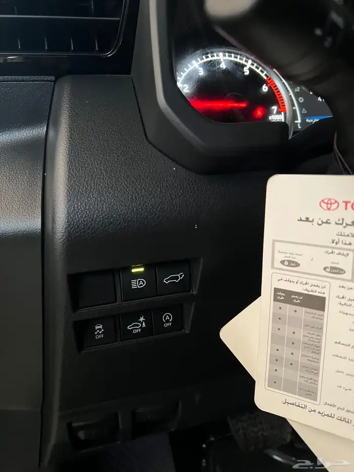 لاندكروزر VXR 2024 سعودي فل كامل أبيض ماسي داخلي أحمر 6