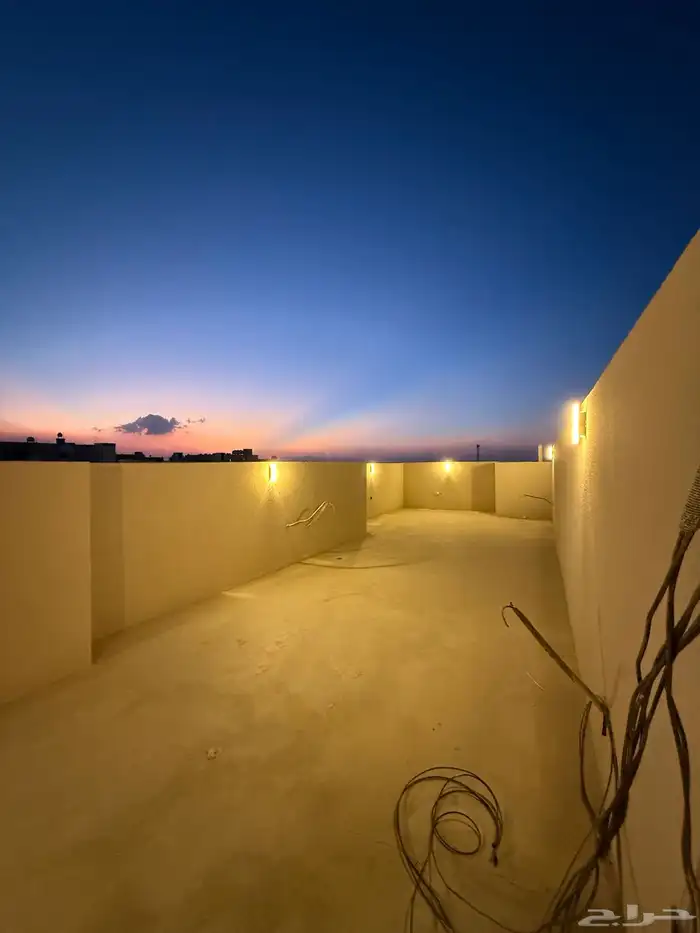 للبيع شقة 6 غرف بسطح خاص موقع ممتاز بالراقي بسعر 500 الف 41