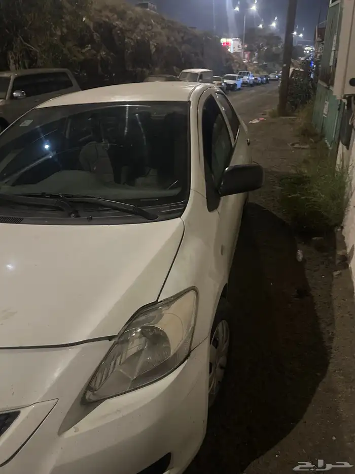 يارس 2012 سياره مافيها شي فيها صدمات خفيفه قير مكينه وشاص ع 1