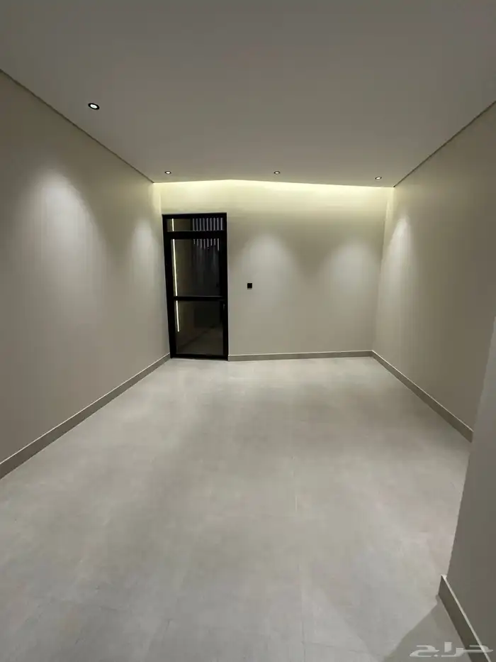 للبيع شقق ارضي بحوش وعلوي بسطح خاص من الصالة المحالة 15