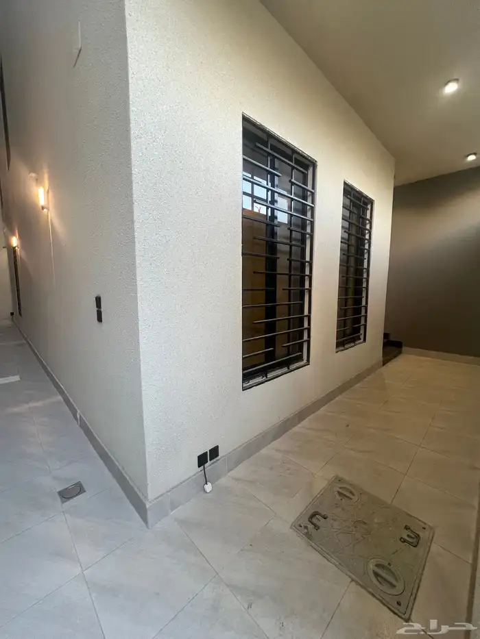 للبيع شقق ارضية وعلوية مع ملحق و سطح خاص حي الحسام 4