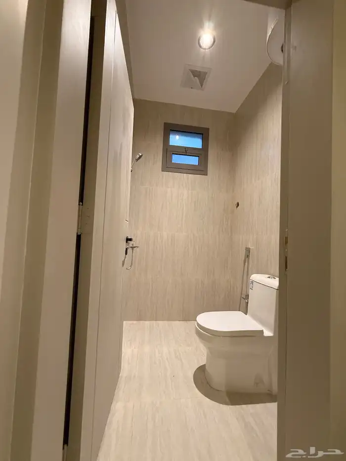 متبقي شقة للبيع بسعر 470الف بحي المصيف قرب نادي ضمك وباحص 27