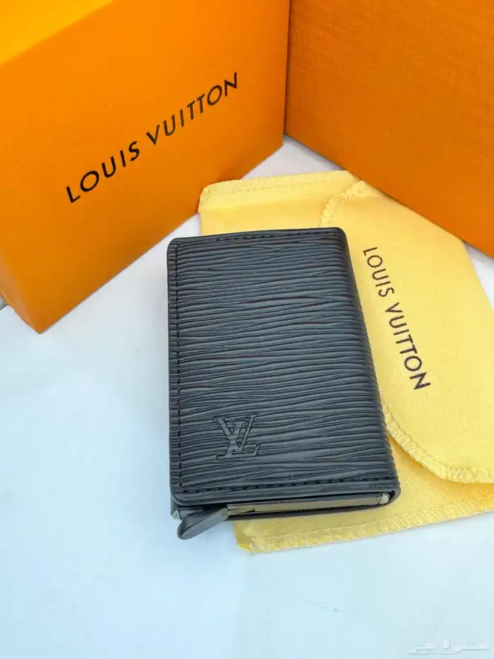 توفرت محافظ لويس فيتون 6