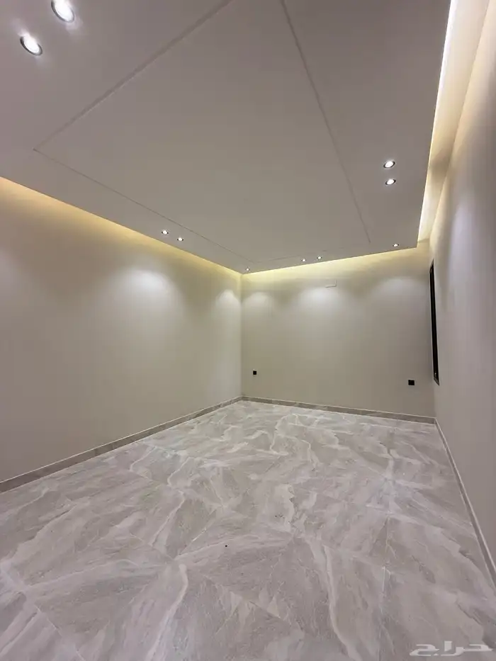 للبيع شقة 6 غرف بأبها بسطح مطل ومصعد خاص داخل الشقة للسطح 37