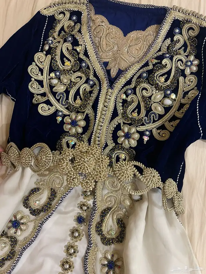 قفطان قطيفه من فوق وتحت حرير وشيفون مطرز بفصوص فخمه جدا 0