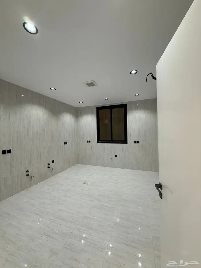 للبيع ادوار علويه بمساحات كبيرة مع اسطح خاصة بالراقي خ مشيط 15